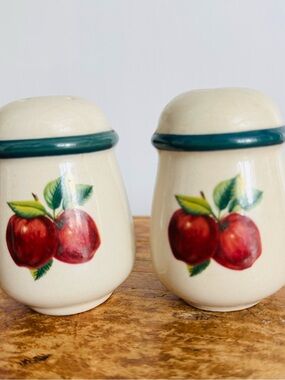 Vintage Cream Ceramic Salt and Pepper Shakers with apples (casual)